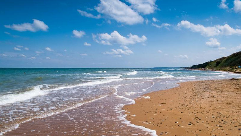 Пляж в Крыму на Западном побережье