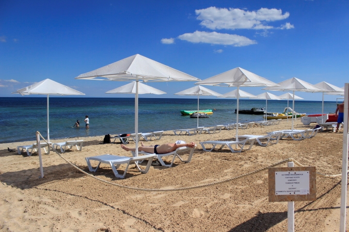 Пляж в Заозерном — отдых в Крыму на море